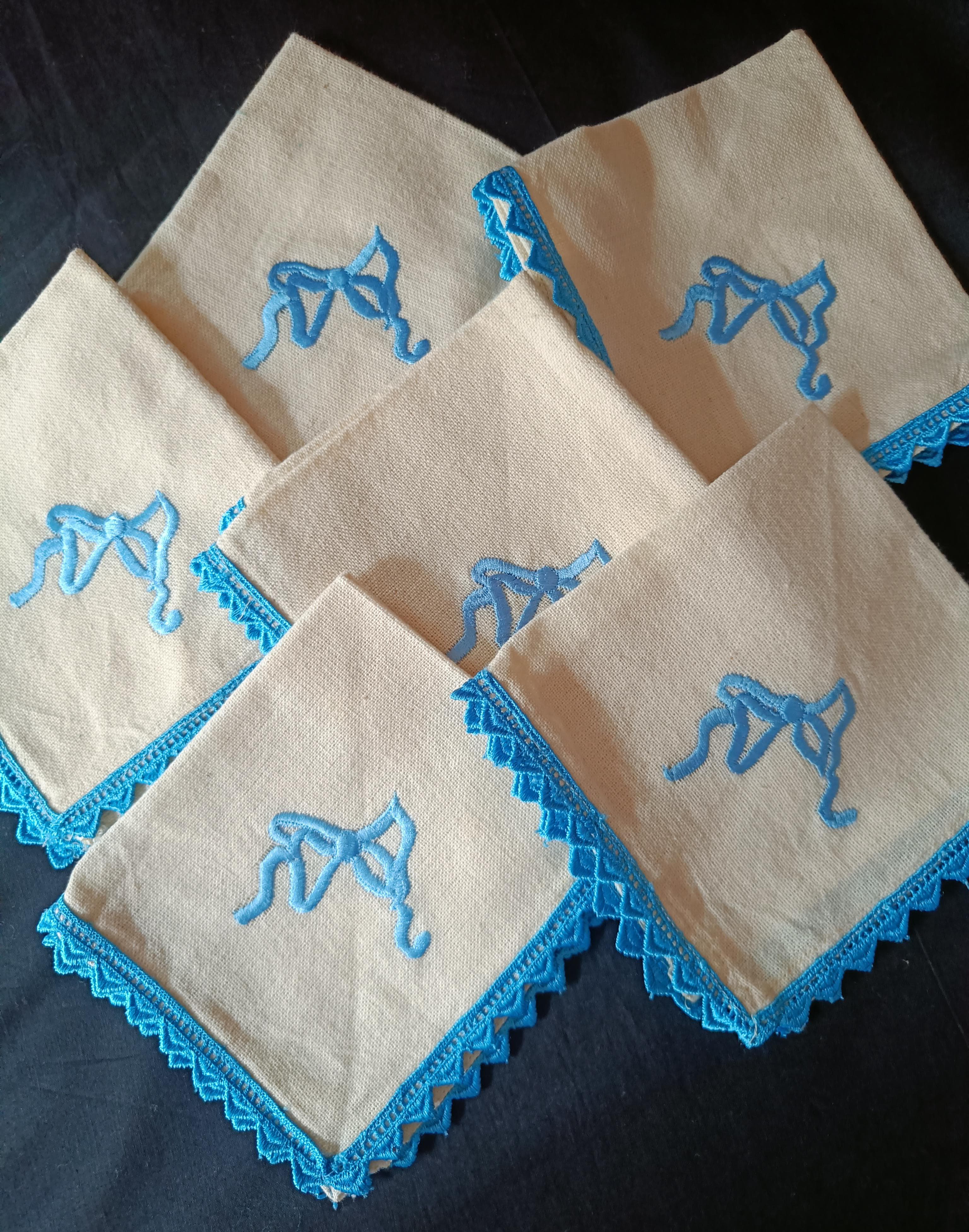 Set of 6 napkins with blue bow design and lace details