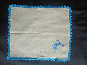 Set of 6 napkins with blue bow design and lace details