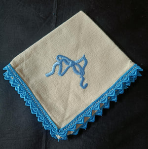 Set of 6 napkins with blue bow design and lace details